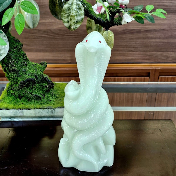 Tượng Rắn Bên Nén Vàng